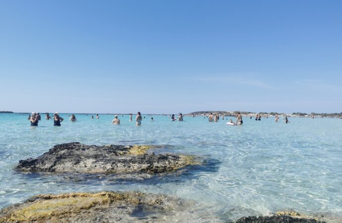 Cea mai frumoasă plajă din Grecia care este considerată un adevărat paradis, cunoscută pentru nisip fin și apa de culoarea turcoazului Cea mai frumoasă plajă din Grecia care este considerată un adevărat paradis, cunoscută pentru nisip fin și apa de culoarea turcoazului