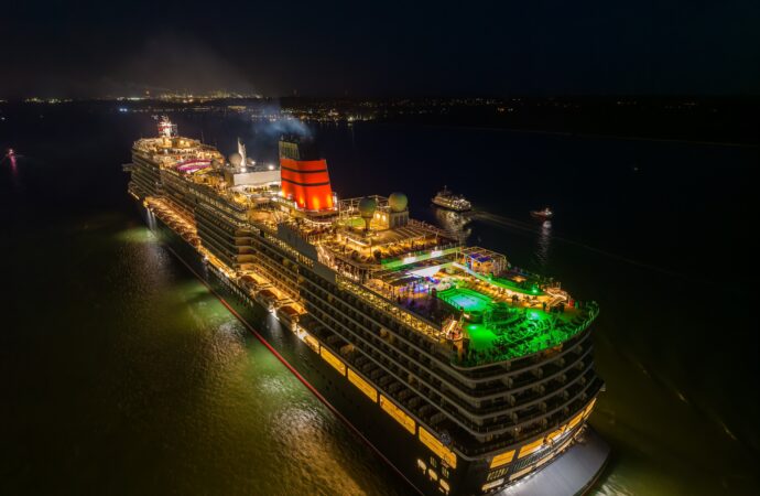 Tensiune pe mare. Motivul pentru care pasagerii unei nave de croazieră au fost avertizați să stingă luminile Tensiune pe mare. Motivul pentru care pasagerii unei nave de croazieră au fost avertizați să stingă luminile