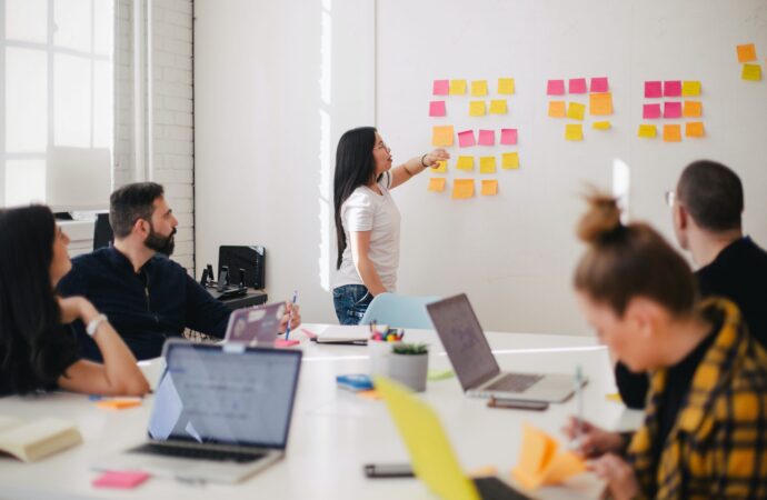 Cum stă situația internship-urilor din România? INTERNII.RO vine cu soluții inedite pentru tineri