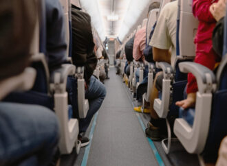Femeia și-a pierdut viața în avion, personalul a acoperit-o cu pături