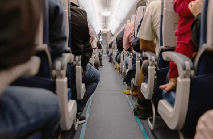 Femeia și-a pierdut viața în avion, personalul a acoperit-o cu pături
