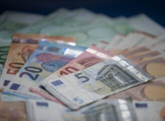 Ratele la bancă ar putea crește pentru toți românii, pentru că în acest an moneda euro poate să depășească pragul de 5 lei în acest an Ratele la bancă ar putea crește pentru toți românii, pentru că în acest an moneda euro poate să depășească pragul de 5 lei în acest an