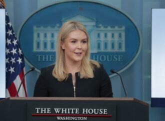 Donald Trump amână aplicarea taxelor vamale la importurile auto din Mexic și Canada Donald Trump amână aplicarea taxelor vamale la importurile auto din Mexic și Canada
