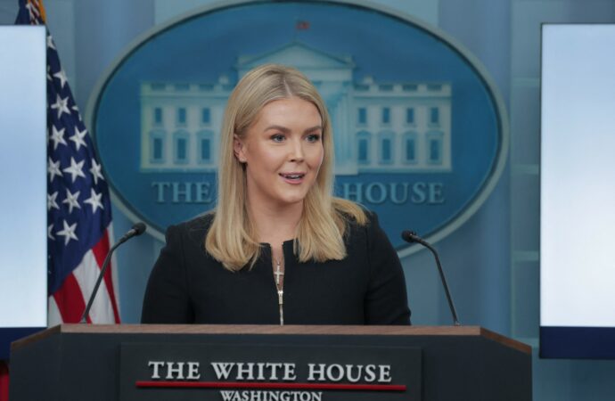 Donald Trump amână aplicarea taxelor vamale la importurile auto din Mexic și Canada Donald Trump amână aplicarea taxelor vamale la importurile auto din Mexic și Canada