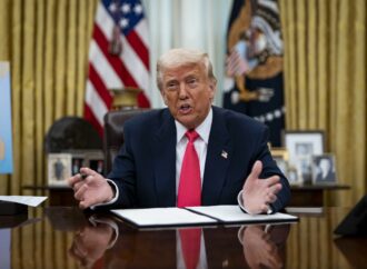 TRUMP denunță bombardamentele Rusiei asupra Ucrainei și amenință cu impunerea de sancțiuni TRUMP denunță bombardamentele Rusiei asupra Ucrainei și amenință cu impunerea de sancțiuni