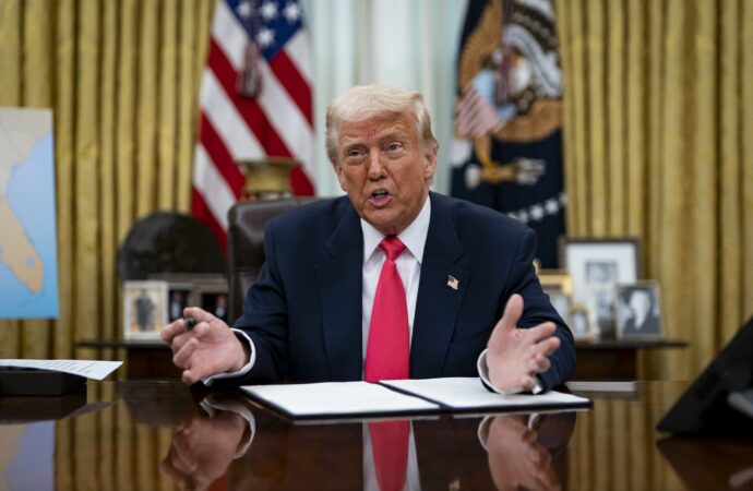 TRUMP denunță bombardamentele Rusiei asupra Ucrainei și amenință cu impunerea de sancțiuni TRUMP denunță bombardamentele Rusiei asupra Ucrainei și amenință cu impunerea de sancțiuni