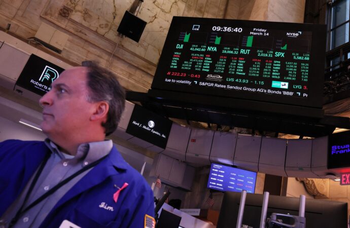 Încrederea cetățenilor americani în starea economiei se deteriorează, în contextul politicilor aplicate de Trump