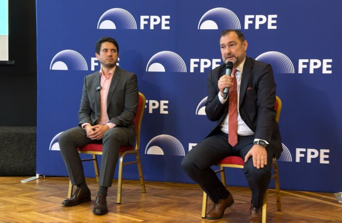 O INVESTIȚIE de 1 mld € în explorarea și producția de petrol și gaze onshore ar genera 8,9 mld € în economie. Apelul Federației Patronale a Energiei O INVESTIȚIE de 1 mld € în explorarea și producția de petrol și gaze onshore ar genera 8,9 mld € în economie. Apelul Federației Patronale a Energiei