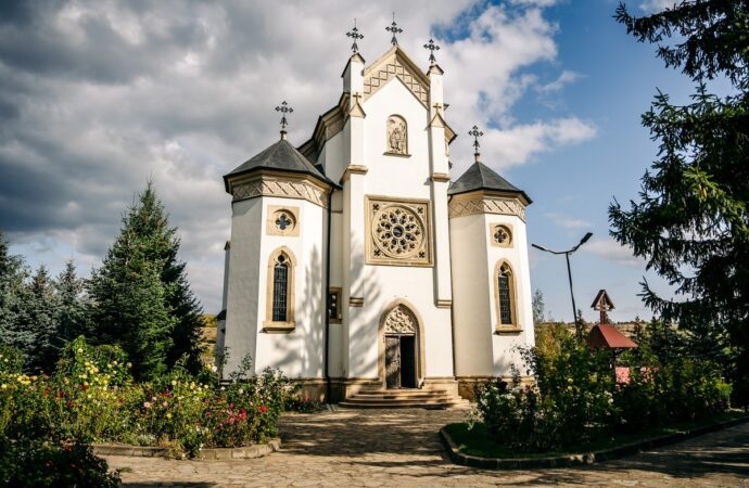 Mănăstirile din zona Moldovei, comori culturale și spirituale mai puțin cunoscute Mănăstirile din zona Moldovei, comori culturale și spirituale mai puțin cunoscute