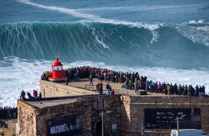Nazaré, plaja portugheză cu cele mai înalte valuri din Europa. A devenit un paradis al surferilor amatori de extrem Nazaré, plaja portugheză cu cele mai înalte valuri din Europa. A devenit un paradis al surferilor amatori de extrem
