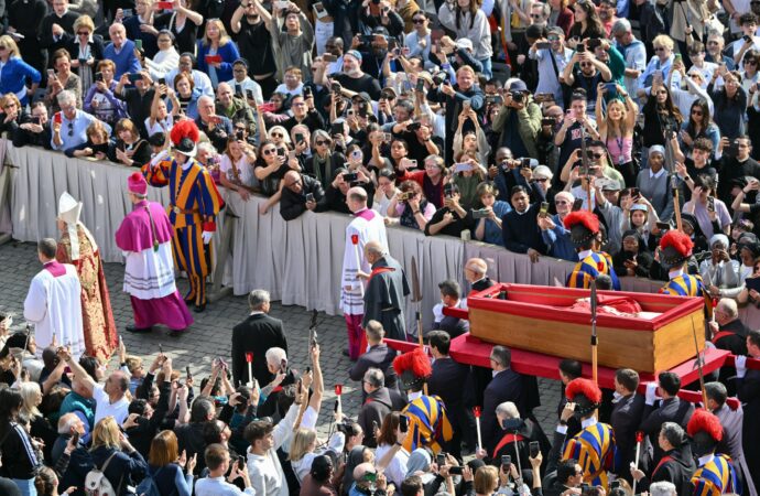 Prețuri astronomice pentru o noapte în Roma: cât costă să ajungi la înmormântarea Papei