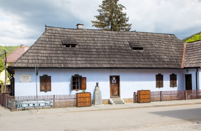 Drumeț în Țara Năsăudului. Locul unde s-a născut povestea lui Ion și a Anei si unde s-au țesut firele de tort ale lui Coșbuc Drumeț în Țara Năsăudului. Locul unde s-a născut povestea lui Ion și a Anei si unde s-au țesut firele de tort ale lui Coșbuc