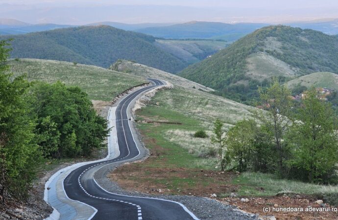 „Transalpina biciliștilor”, detronată de pistele de biciclete din creierii munților. Noile trasee, amenajate pe tărâmul urșilor „Transalpina biciliștilor”, detronată de pistele de biciclete din creierii munților. Noile trasee, amenajate pe tărâmul urșilor