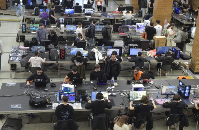 Poli E-FEST, cel mai mare campionat de jocuri video, a început azi