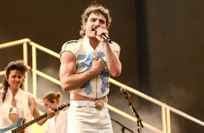 Benson Boone a făcut show la Coachella alături de Brian May Benson Boone a făcut show la Coachella alături de Brian May