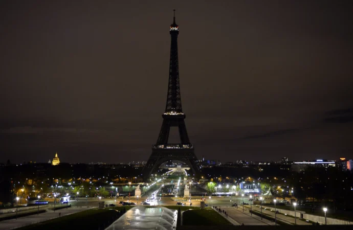 Turnul Eiffel se stinge în semn de doliu Turnul Eiffel se stinge în semn de doliu
