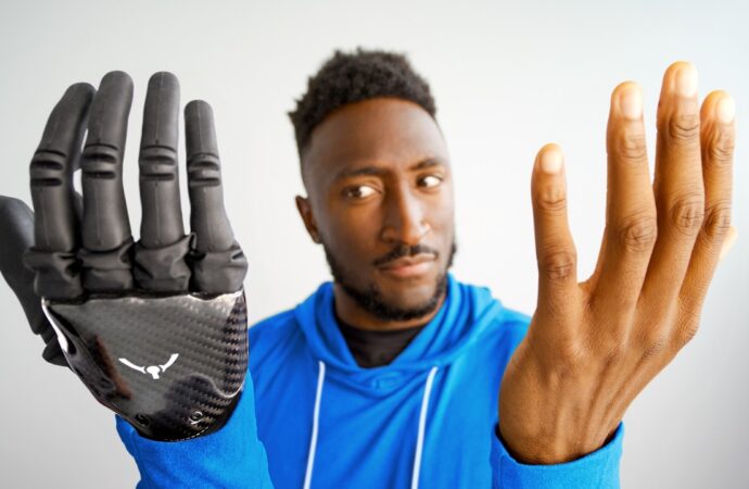 Marques Brownlee a testat cea mai avansată mână bionică