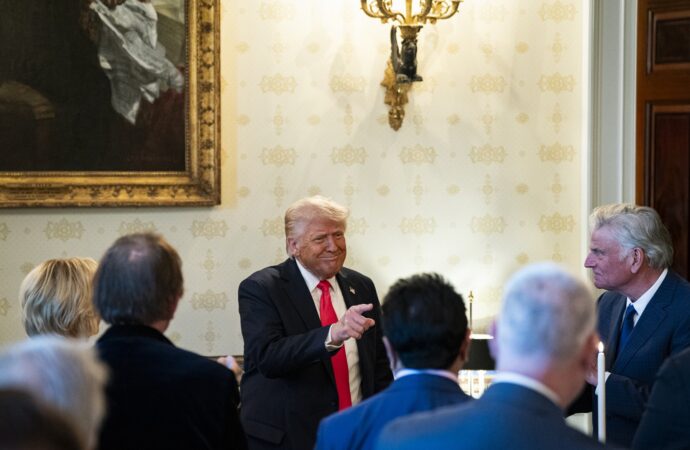 Efortul epic al lui Trump de a salva lumea se derulează dezastruos /Liderul SUA încă poate salva Occidentul, deocamdată, îl distruge Efortul epic al lui Trump de a salva lumea se derulează dezastruos /Liderul SUA încă poate salva Occidentul, deocamdată, îl distruge