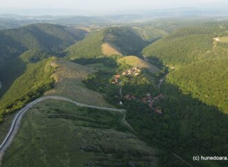 Locurile din Ținutul Pădurenilor care dau fiori. Craterul gigant, satele haiducilor, fosta bază militară secretă Locurile din Ținutul Pădurenilor care dau fiori. Craterul gigant, satele haiducilor, fosta bază militară secretă