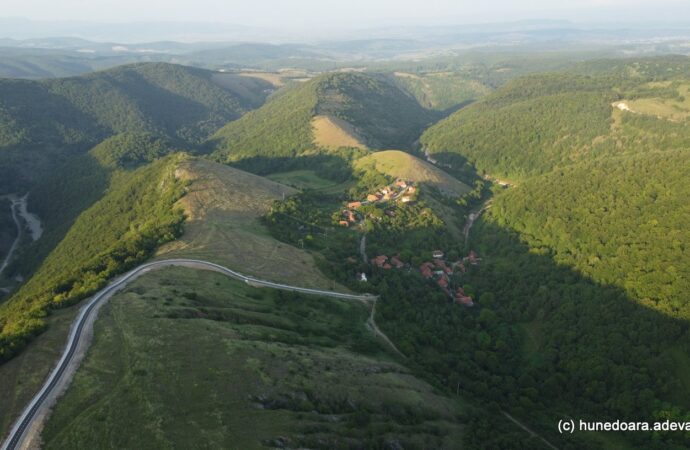 Locurile din Ținutul Pădurenilor care dau fiori. Craterul gigant, satele haiducilor, fosta bază militară secretă