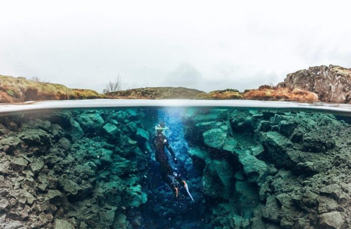 Singurul loc din lume unde poți înota între două continente. Paradisul turistic unicat cu cea mai pură apă de pe Terra Singurul loc din lume unde poți înota între două continente. Paradisul turistic unicat cu cea mai pură apă de pe Terra