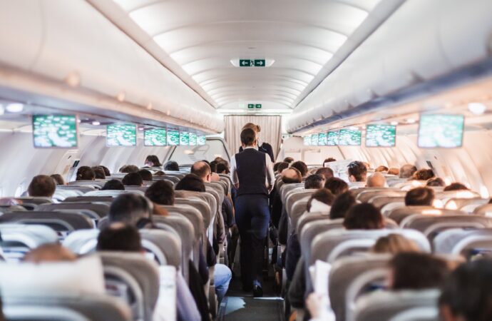Tot ce trebuie să știi despre consumul de alcool în avion. Ce politici au companiile aeriene Tot ce trebuie să știi despre consumul de alcool în avion. Ce politici au companiile aeriene