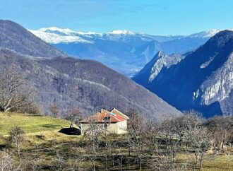 Ineleț, satul de la capătul scărilor din munți, reper al Via Transilvanica. „Trebuie văzut cât timp viața încă pâlpâie aici” Ineleț, satul de la capătul scărilor din munți, reper al Via Transilvanica. „Trebuie văzut cât timp viața încă pâlpâie aici”