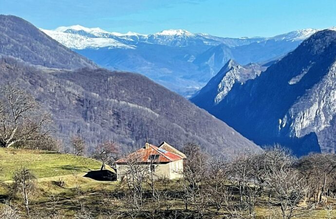 Ineleț, satul de la capătul scărilor din munți, reper al Via Transilvanica. „Trebuie văzut cât timp viața încă pâlpâie aici”
