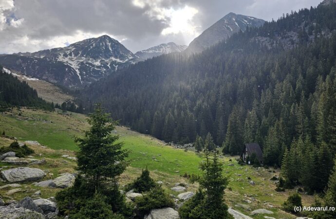 Stâna de Râu, colțul feeric al munților Retezat. De aici urcă potecile amețitoare spre crestele masivului Stâna de Râu, colțul feeric al munților Retezat. De aici urcă potecile amețitoare spre crestele masivului