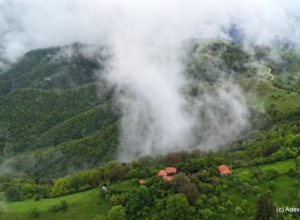 Satele rătăcite între nori, în pragul dispariției, dar căutate de turiști. Cătunul „dacic” care atrage toate privirile Satele rătăcite între nori, în pragul dispariției, dar căutate de turiști. Cătunul „dacic” care atrage toate privirile
