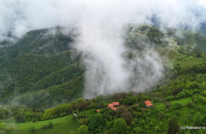 Satele rătăcite între nori, în pragul dispariției, dar căutate de turiști. Cătunul „dacic” care atrage toate privirile Satele rătăcite între nori, în pragul dispariției, dar căutate de turiști. Cătunul „dacic” care atrage toate privirile
