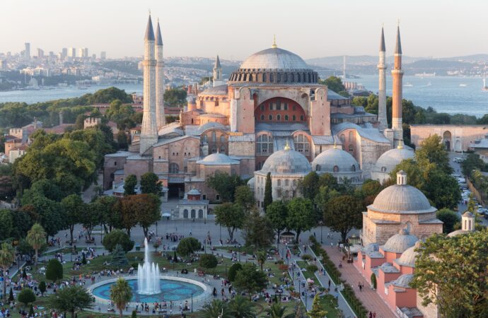 Hagia Sofia, între restaurare și mistere: Secrete ascunse timp de 1500 de ani în simbolul creștinătății timp de un mileniu Hagia Sofia, între restaurare și mistere: Secrete ascunse timp de 1500 de ani în simbolul creștinătății timp de un mileniu