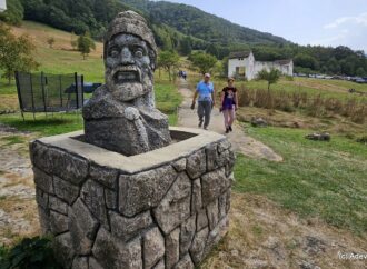 Satul unde Ceaușescu l-a reinventat pe Burebista. Este înconjurat de cele mai faimoase cetăți dacice