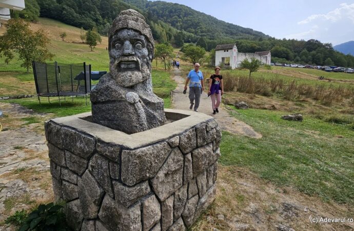 Satul unde Ceaușescu l-a reinventat pe Burebista. Este înconjurat de cele mai faimoase cetăți dacice