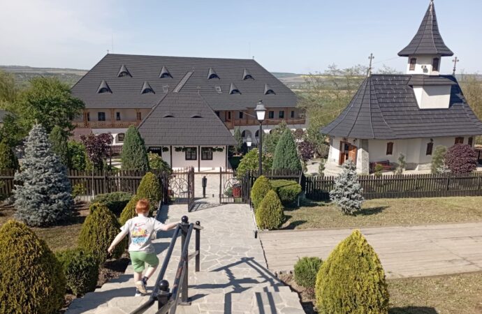 Locul tainic din nordul Moldovei care vindecă sufletul. Peisaje de vis și memoria unuia dintre cei mai importanți sfinți români Locul tainic din nordul Moldovei care vindecă sufletul. Peisaje de vis și memoria unuia dintre cei mai importanți sfinți români