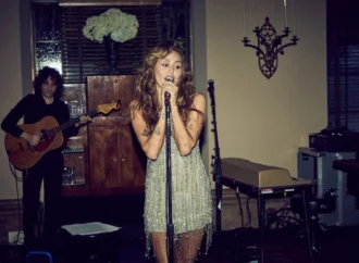 Miley Cyrus și-a lansat noul album, „Something Beautiful”