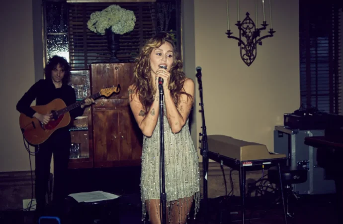 Miley Cyrus și-a lansat noul album, „Something Beautiful”