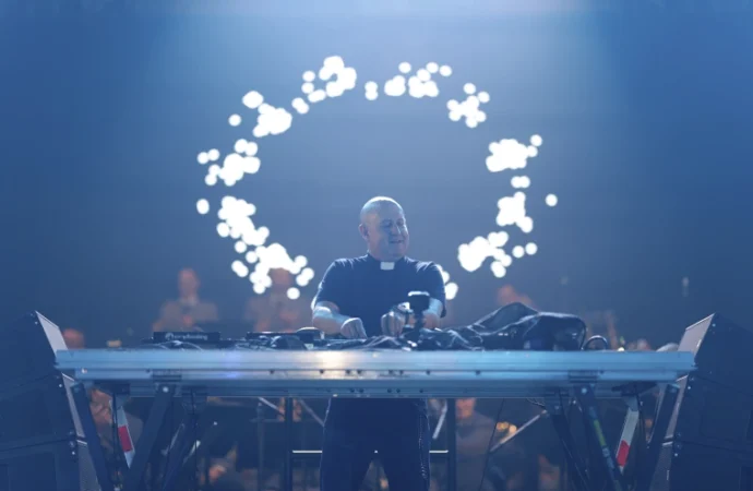Un preot catolic a devenit DJ ca să plătească datoriile parohiei Un preot catolic a devenit DJ ca să plătească datoriile parohiei