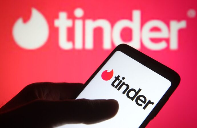 Tinder deschide o școală de dating la Paris