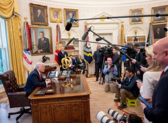 Acordul dintre SUA și Marea Britanie arată că războiul comercial continuă /China și UE se vor confrunta cu ostilitatea Administrației Trump Acordul dintre SUA și Marea Britanie arată că războiul comercial continuă /China și UE se vor confrunta cu ostilitatea Administrației Trump