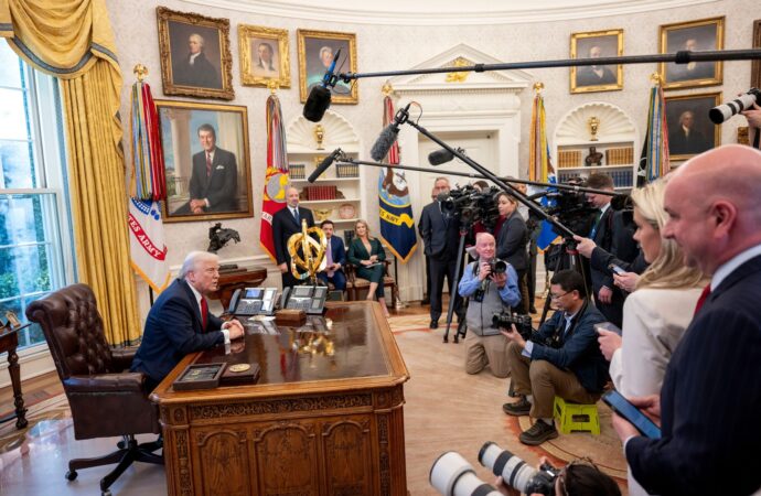 Acordul dintre SUA și Marea Britanie arată că războiul comercial continuă /China și UE se vor confrunta cu ostilitatea Administrației Trump Acordul dintre SUA și Marea Britanie arată că războiul comercial continuă /China și UE se vor confrunta cu ostilitatea Administrației Trump
