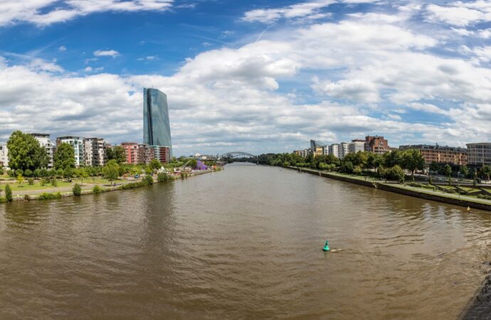 UE trebuie să avanseze integrarea și să reconfigureze sistemul ECONOMIC, în contextul tensiunilor geopolitice UE trebuie să avanseze integrarea și să reconfigureze sistemul ECONOMIC, în contextul tensiunilor geopolitice