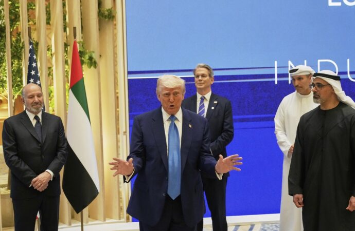 Donald Trump a anunțat acorduri cu Emiratele Arabe Unite în valoare totală de peste 200 de miliarde de dolari Donald Trump a anunțat acorduri cu Emiratele Arabe Unite în valoare totală de peste 200 de miliarde de dolari