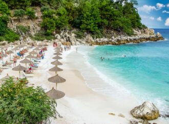 Cât a ajuns să coste închirierea a două șezlonguri și a unei umbrele în Thassos: „S-a românizat treaba” Cât a ajuns să coste închirierea a două șezlonguri și a unei umbrele în Thassos: „S-a românizat treaba”