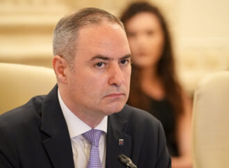 Alexandru Nazare preia ștafeta de la Tánczos Barna, în prezența premierului Ilie Bolojan Alexandru Nazare preia ștafeta de la Tánczos Barna, în prezența premierului Ilie Bolojan