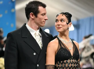 Dua Lipa a confirmat logodna cu actorul Callum Turner Dua Lipa a confirmat logodna cu actorul Callum Turner