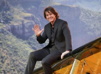 Tom Cruise a doborât recordul pentru 16 salturi cu parașuta