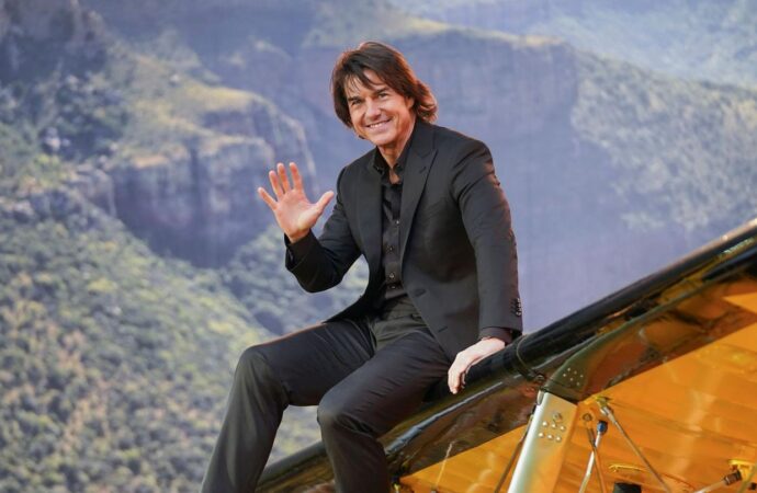 Tom Cruise a doborât recordul pentru 16 salturi cu parașuta
