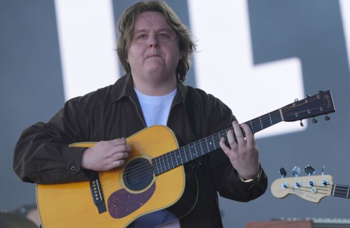 Lewis Capaldi a avut o revenire emoționantă la Glastonbury