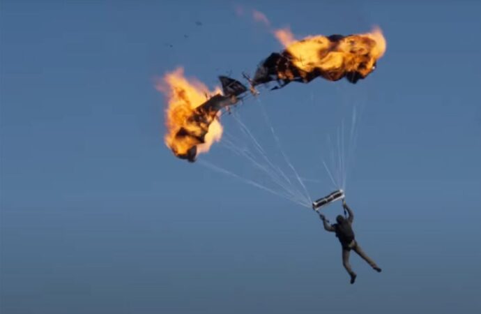 Tom Cruise a doborât un record mondial cu o cascadorie Tom Cruise a doborât un record mondial cu o cascadorie